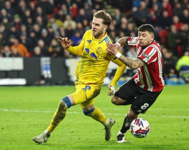 Leeds United 'dan Joe Rodon ve Sheffield United' dan Gustavo Hamer 24 Şubat 2025 'te Bramall Lane, Sheffield, Birleşik Krallık' ta oynanan Sky Bet Şampiyonası maçında top için mücadele ettiler.