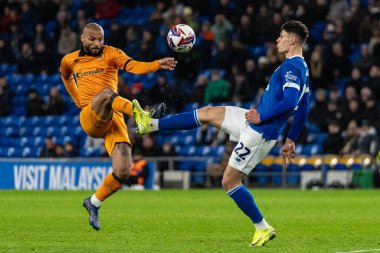 Cardiff City 'den Yusuf Salech ve Hull City' den Nordin Amrabat Cardiff City, Cardiff City Stadyumu 'nda oynanan Sky Bet Şampiyonası maçında top için yarışıyorlar.