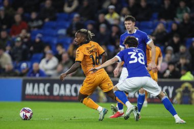 Cardiff City 'den Lincoln Henrique, Cardiff City' nin Cardiff City Stadyumu 'nda oynanan Cardiff City vs Hull City maçında Cardiff City' li Perry Ng 'in baskısı altında, 25 Şubat 2025