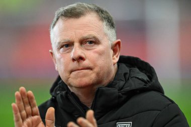 Stoke City 'nin Mark Robins Müdürü, Stoke City ile Middlesbrough arasındaki 25 Şubat 2025 tarihli Stoke-on-Trent Stadyumu karşılaşması öncesinde taraftarları alkışlıyor.