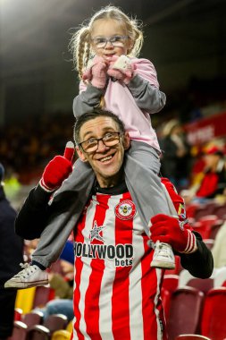 Taraftarlar, Premier League karşılaşması öncesinde Gtech Community Stadyumu 'na geldi. Brentford, Everton' a karşı Gtech Community Stadyumu, Londra, 26 Şubat 2025