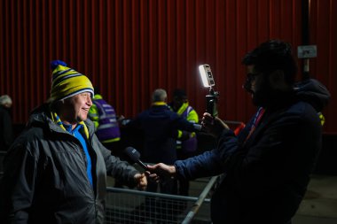 24 Şubat 2025 'te Bramall Lane, Sheffield, İngiltere' de bir Leeds United ile oynanan Sky Bet Şampiyonası karşılaşması öncesinde bir Leeds taraftarıyla röportaj yapılmıştır.