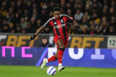 Fulham takımından Ryan Sessegnon, Wolverhampton Wanderers ile Molineux, Wolverhampton, Birleşik Krallık 'ta oynanan Premier League maçında topu bırakıyor.