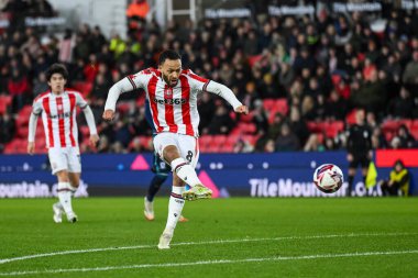 Stoke City 'den Lewis Baker, Stoke City - Middlesbrough maçında 25 Şubat 2025' te İngiltere 'nin Bet365 Stadyumu' nda kaleye ateş etti.