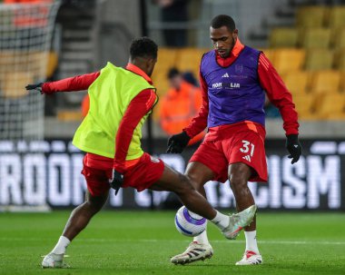 Maç öncesi ısınma oturumunda Fulham Issa Diop Premier League maçında Wolverhampton Wanderers Fulham 'a karşı Molineux, Wolverhampton, Birleşik Krallık, 25 Şubat 2025