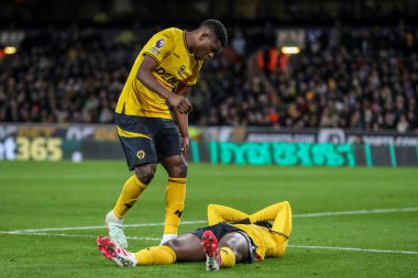 Wolverhampton Wanderers 'dan Marshall Munetsi Wolverhampton Wanderers maçında Toti Gomes' i kontrol ediyor. Wolverhampton Wanderers, Fulham 'a karşı Molineux, Wolverhampton, Birleşik Krallık, 25 Şubat 2025