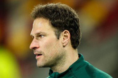 Everton 'dan Jarrad Branthwaite, Premier League maçından önce Londra' daki Gtech Community Stadyumu 'nda Brentford Everton' a karşı ısınıyor.