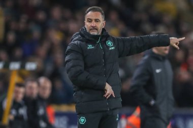 Wolverhampton Wanderers 'ın baş antrenörü Vitor Pereira takımına 25 Şubat 2025' te Molineux, Wolverhampton, Birleşik Krallık 'ta oynanan Premier League maçında Wolverhampton Wanderers' a karşı Fulham maçında talimat verdi.