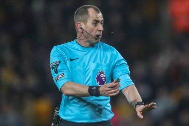 Hakem Peter Bankes, Premier Lig maçında talimatları veriyor Wolverhampton Wanderers, Fulham 'a karşı Molineux, Wolverhampton, Birleşik Krallık, 25 Şubat 2025