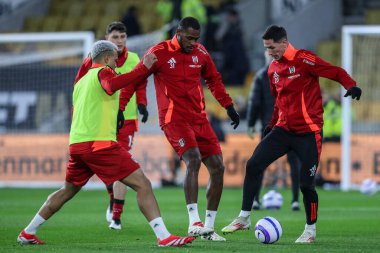 Maç öncesi ısınma oturumunda Fulham Issa Diop Premier League maçında Wolverhampton Wanderers Fulham 'a karşı Molineux, Wolverhampton, Birleşik Krallık, 25 Şubat 2025
