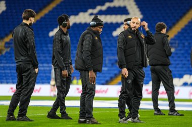 Hull City oyuncuları, 25 Şubat 2025 'te Cardiff City, Cardiff City Stadyumu' nda oynanan Cardiff City vs Hull City Sky Bet Şampiyonası öncesinde sahada inceleme yapıyor.