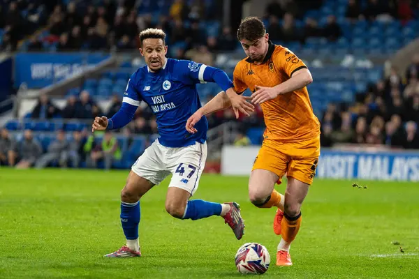Cardiff City 'den Charlie Hughes, Cardiff City, Cardiff City Stadyumu' nda oynanan Cardiff City-Hull City maçında Cardiff City 'den Callum Robinson' ın baskısı altında, 25 Şubat 2025