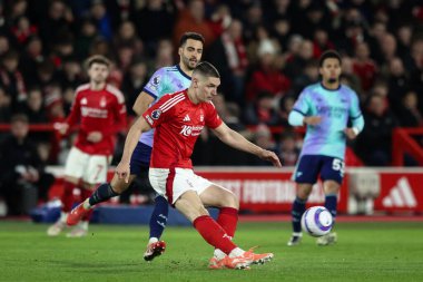 Nottingham Ormanı 'ndan Nikola Milenkovi Premier Lig maçı sırasında Nottingham Forest' a karşı Arsenal City Ground, Nottingham, İngiltere 'de 26 Şubat 2025' te sahada topu temizliyor.