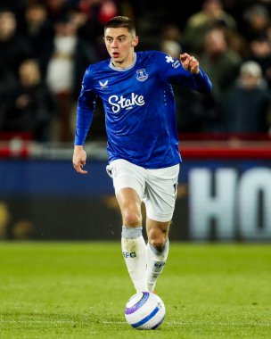 Everton 'dan Vitaliy Mykolenko, Premier League maçında Brentford Everton' a karşı Gtech Community Stadyumu, Londra 'da 26 Şubat 2025' te oynanan maçta topu aldı.