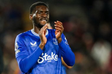 Everton 'dan Tim Iroegbunam, 26 Şubat 2025' te İngiltere 'deki Gtech Community Stadyumu' nda oynanan Premier League karşılaşması sonrasında takımlar berabere kaldıktan sonra taraftarları kabul ediyor.