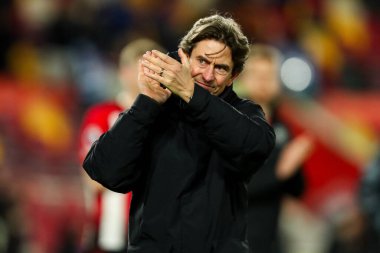 Brentford 'dan Thomas Frank, 26 Şubat 2025' te İngiltere 'nin Londra kenti Gtech Community Stadyumu' nda oynanan Premier League maçı sonrasında takımlar berabere kaldıktan sonra taraftarları kabul ediyor.