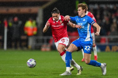 Wrexham 'dan George Dobson ve Peterborough United' dan Hector Kyprianou, 26 Şubat 2025 'te SToK Cae Ras, Wrexham, Birleşik Krallık' ta oynanan The Vertu Trophy Yarı Finalleri 'nde top için savaştılar.