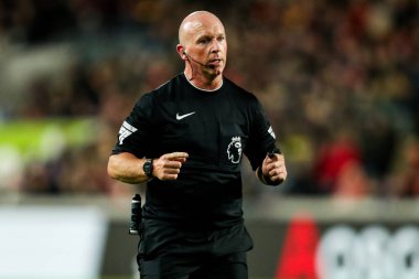 Hakem Simon Hooper Premier Lig karşılaşmasında Brentford Everton 'a karşı Gtech Community Stadyumu, Londra, Birleşik Krallık, 26 Şubat 2025