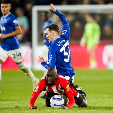 Brentford 'dan Yoane Wissa, Premier League karşılaşmasında Everton' dan James Garner 'a karşı Brentford Everton' a karşı Gtech Community Stadyumu, Londra, Birleşik Krallık, 26 Şubat 2025