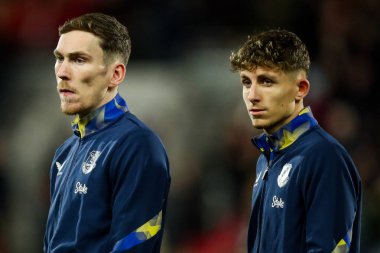 Everton 'dan James Garner ve Jesper Lindstrom, Premier League maçından önce Brentford Everton' a karşı Gtech Community Stadyumu 'nda, 26 Şubat 2025' te sıralandılar.