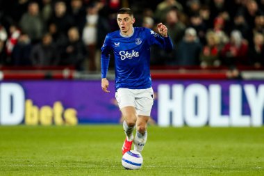 Everton 'dan Vitaliy Mykolenko, Premier League maçında Brentford Everton' a karşı Gtech Community Stadyumu, Londra 'da 26 Şubat 2025' te oynanan maçta topu aldı.