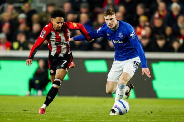 Brentford 'dan Kevin Schade, Premier League maçı Brentford Everton' a karşı 26 Şubat 2025 'te Londra' daki Gtech Community Stadyumu 'nda Everton' dan Jake OBrien ile top mücadelesi veriyor.