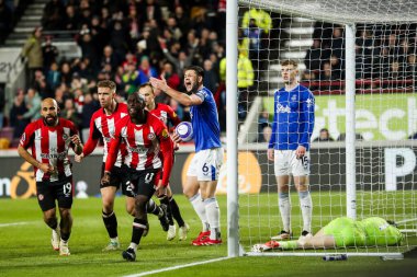 Brentford 'dan Yoane Wissa, Premier League maçında Brentford Everton' a karşı Gtech Community Stadyumu, Londra, Birleşik Krallık 'ta 26 Şubat 2025' te oynanan karşılaşmada takım arkadaşları ile golünü kutluyor.