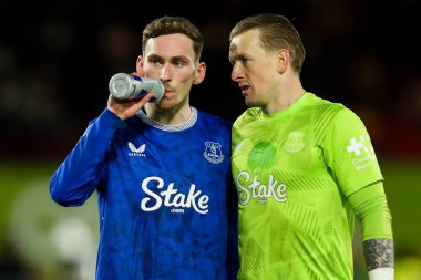 Everton 'dan James Garner, 26 Şubat 2025' te İngiltere 'deki Gtech Community Stadyumu' nda oynanan Premier League karşılaşması sonrasında Jordan Pickford ile konuştu.