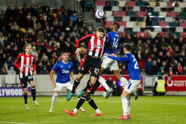 Everton 'dan Beto, Premier Lig maçı sırasında topu Londra' daki Gtech Community Stadyumu 'nda Brentford Everton' a karşı 26 Şubat 2025 'te sürüyor.