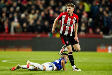 Everton 'dan Carlos Alcaraz, Premier League maçında Brentford' dan Nathan Collins ile birlikte Londra 'daki Gtech Community Stadyumu' nda 26 Şubat 2025 'te oynanan karşılaşmada top için mücadele ediyor.