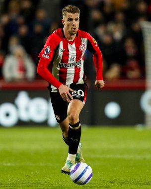 Brentford 'dan Kristoffer Ajer, Premier League maçında Brentford Everton' a karşı 26 Şubat 2025 'te Londra' daki Gtech Community Stadyumu 'nda topu atıyor.