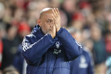Nottingham Ormanı 'nın Nuno Esprito Santo teknik direktörü, İngiltere' nin Nottingham şehrinde oynanan Premier League maçında Nottingham Forest 'a karşı Arsenal maçında taraftarları alkışlıyor.
