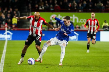 Brentford 'dan Bryan Mbeumo, Premier League karşılaşmasında Everton' dan James Garner 'dan baskı görüyor Brentford Everton' a karşı Gtech Community Stadyumu, Londra, Birleşik Krallık, 26 Şubat 2025