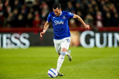 Everton 'dan Jack Harrison, 26 Şubat 2025' te İngiltere 'deki The Gtech Community Stadyumu' nda oynanan Premier League karşılaşmasında topu atıyor.
