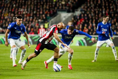 Brentford 'dan Bryan Mbeumo, Premier League karşılaşmasında Everton' dan Vitaliy Mykolenko 'nun baskısı altında. Brentford Everton' a karşı Gtech Community Stadyumu, Londra, Birleşik Krallık, 26 Şubat 2025