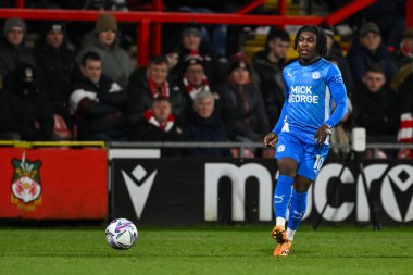 Peterborough United takımından Abraham Odoh, 26 Şubat 2025 'te SToK Cae Ras, Wrexham, Birleşik Krallık' ta oynanan The Vertu Trophy Yarı Finali Wrexham vs Peterborough United maçında pas attı.