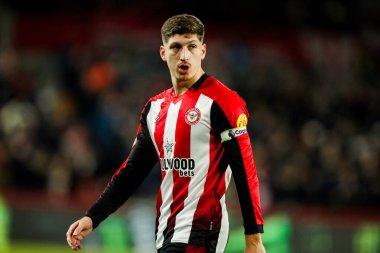 Brentford 'dan Vitaly Janelt, 26 Şubat 2025' te Londra 'daki Gtech Community Stadyumu' nda oynanan Premier League maçında takım talimatlarını verir.