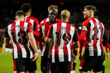 Brentford 'dan Yoane Wissa, Premier League maçında Brentford Everton' a karşı Gtech Community Stadyumu, Londra, Birleşik Krallık 'ta 26 Şubat 2025' te oynanan karşılaşmada takım arkadaşları ile golünü kutluyor.