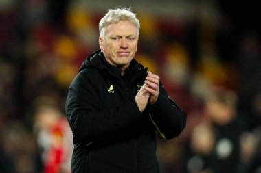Everton 'dan David Moyes, 26 Şubat 2025' te İngiltere 'deki Gtech Community Stadyumu' nda oynanan Premier League karşılaşması sonrasında takımlar berabere kaldıktan sonra taraftarları kabul ediyor.