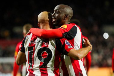 Brentford 'dan Yoane Wissa, Bryan Mbeumo ile birlikte Premier Lig maçı Brentford Everton' a karşı 26 Şubat 2025 'te Londra' daki Gtech Community Stadyumu 'nda oynanan karşılaşmada attığı golü kutluyor.