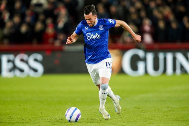 Everton 'dan Jack Harrison, 26 Şubat 2025' te İngiltere 'deki The Gtech Community Stadyumu' nda oynanan Premier League karşılaşmasında topu atıyor.