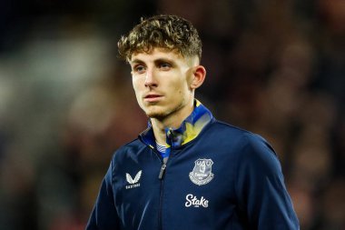 Everton 'dan Jesper Lindstrom, 26 Şubat 2025' te İngiltere 'deki Gtech Community Stadyumu' nda oynanan Premier League karşılaşması öncesinde sıralanıyor.