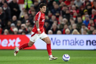 Nottingham Ormanı 'ndan Nicols Domnguez Premier League maçında topla Nottingham Forest' a karşı Arsenal City Ground, Nottingham, Birleşik Krallık 'ta 26 Şubat 2025' te