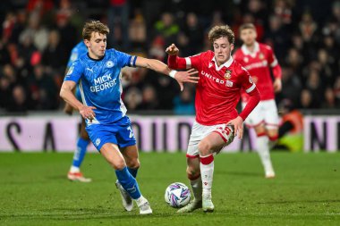 Wrexham 'dan Harry Ashfield ve Peterborough United' dan Hector Kyprianou, 26 Şubat 2025 'te SToK Cae Ras, Wrexham, Birleşik Krallık' ta oynanan Vertu Kupası Yarı Finalleri 'nde top için savaştılar.