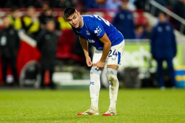 Everton 'dan Carlos Alcaraz, 26 Şubat 2025' te İngiltere 'deki Gtech Community Stadyumu' nda oynanan Premier League maçında Brentford-Everton maçında çoraplarını yukarı çekti.