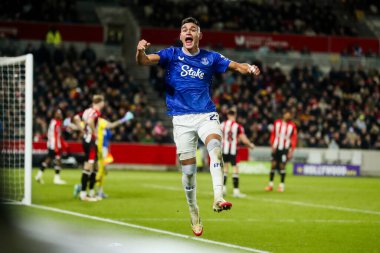 Everton 'dan Carlos Alcaraz, Premier League maçında Brentford' a karşı Everton 'ın 26 Şubat 2025' te Londra 'daki Gtech Community Stadyumu' nda attığı ilk golü kutluyor.