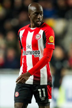 Brentford 'dan Yoane Wissa, Premier Lig maçında Brentford Everton' a karşı Gtech Community Stadyumu 'nda 26 Şubat 2025' te seyrediyor.