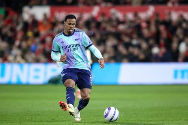 Gabriel topu Premier Lig maçı sırasında Nottingham Forest 'a karşı Arsenal City Ground, Nottingham, Birleşik Krallık' ta 26 Şubat 2025 'te pas attı.