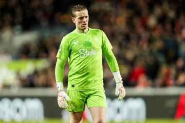 Everton 'dan Jordan Pickford, Premier League maçında Brentford Everton' a karşı Gtech Community Stadyumu, Londra, Birleşik Krallık 'ta 26 Şubat 2025' te seyrediyor.