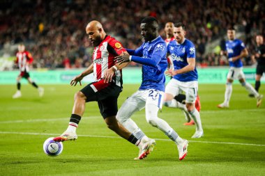 Brentford 'dan Bryan Mbeumo, Premier League karşılaşmasında Everton' dan Idrissa Gueye 'nin baskısı altında. Brentford Everton' a karşı Gtech Community Stadyumu, Londra, Birleşik Krallık, 26 Şubat 2025